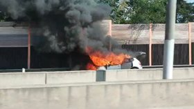 Provoz na dálnici D1 u Brna zastavil před polednem požár osobního auta. (20.8.2023)