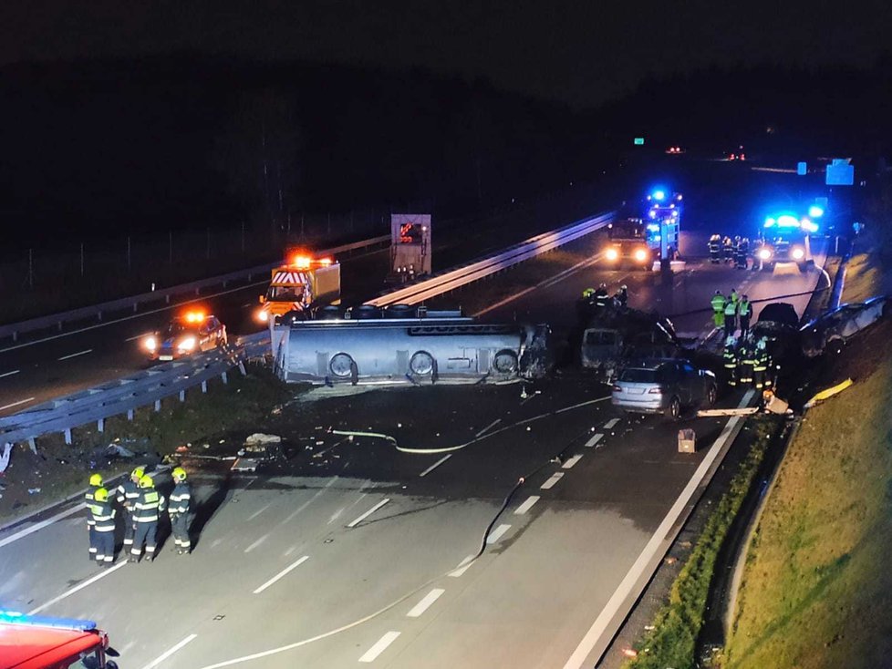 Hromadná nehoda cisterny a několika aut zablokovala dálnici D1.