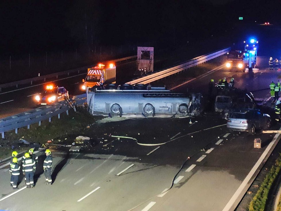 Hromadná nehoda cisterny a několika aut zablokovala dálnici D1.