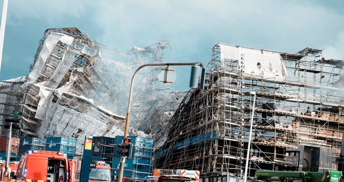 Masivní požár zdevastoval historickou budovu burzy v Kodani,  fasáda se zřítila