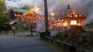 V Českém Švýcarsku shořely dvě památkově chráněné chaty