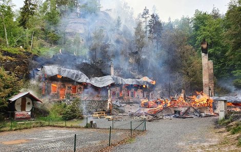 Na Děčínsku hoří lesní porost a historické chaty. 