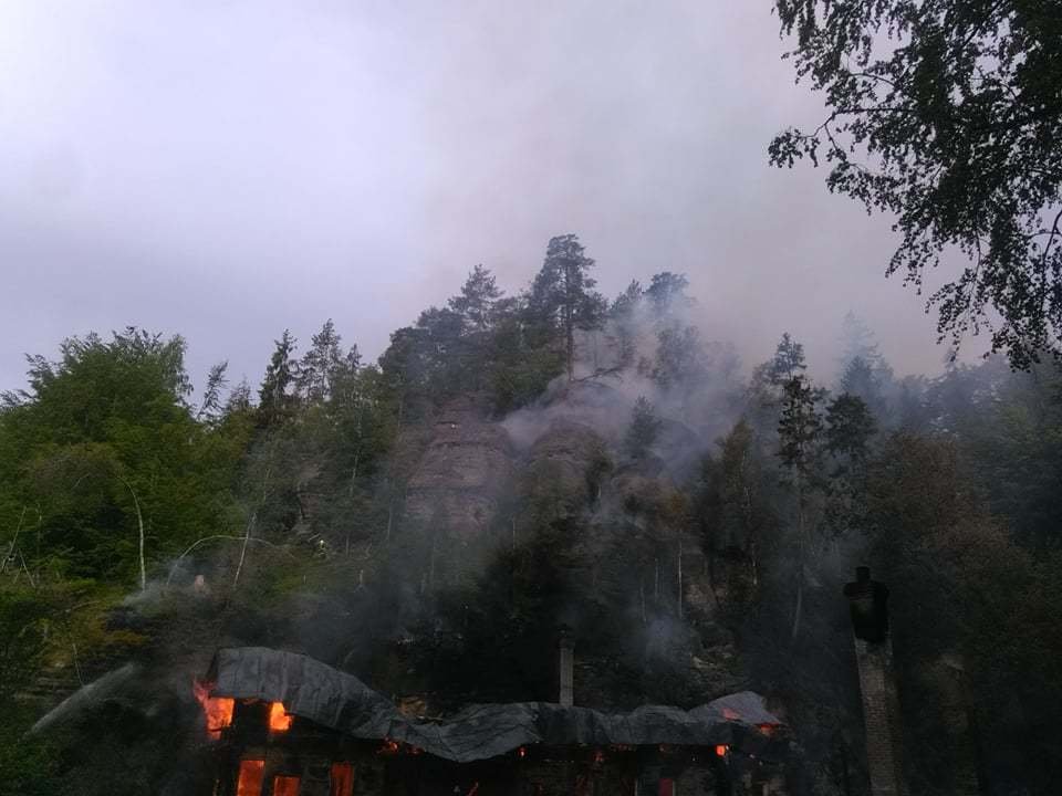 Na Děčínsku hoří lesní porost a historické chaty. 