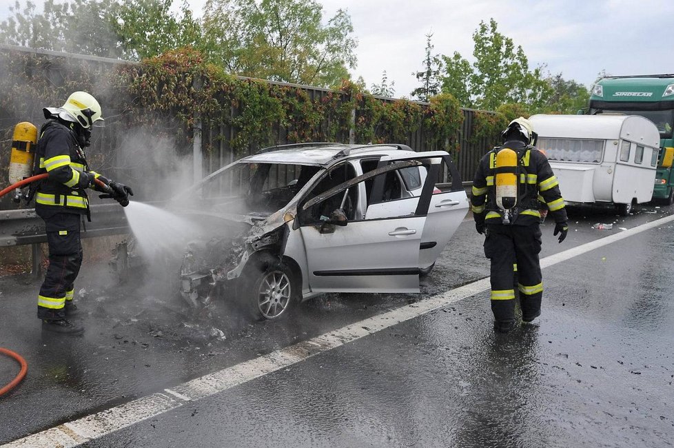 Pražští hasiči museli zasahovat u požáru osobního vozidla na Pražském okruhu poblíž obce Ořech. Komunikace byla notnou chvíli neprůjezdná.