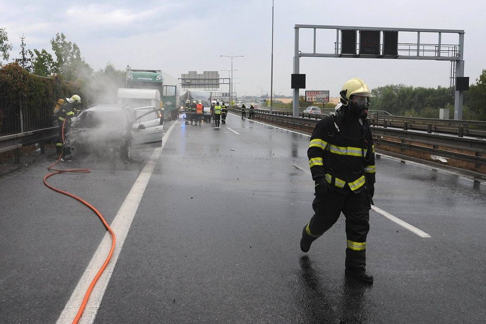 Pražští hasiči museli zasahovat u požáru osobního vozidla na Pražském okruhu poblíž obce Ořech. Komunikace byla notnou chvíli neprůjezdná.