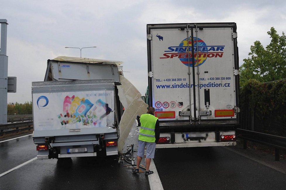 Pražští hasiči museli zasahovat u požáru osobního vozidla na Pražském okruhu poblíž obce Ořech. Komunikace byla notnou chvíli neprůjezdná.