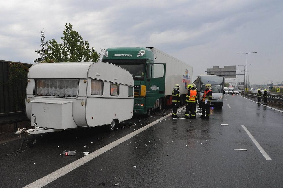 Pražští hasiči museli zasahovat u požáru osobního vozidla na Pražském okruhu poblíž obce Ořech. Komunikace byla notnou chvíli neprůjezdná.