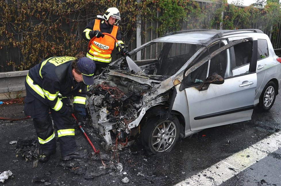 Pražští hasiči museli zasahovat u požáru osobního vozidla na Pražském okruhu poblíž obce Ořech. Komunikace byla notnou chvíli neprůjezdná.
