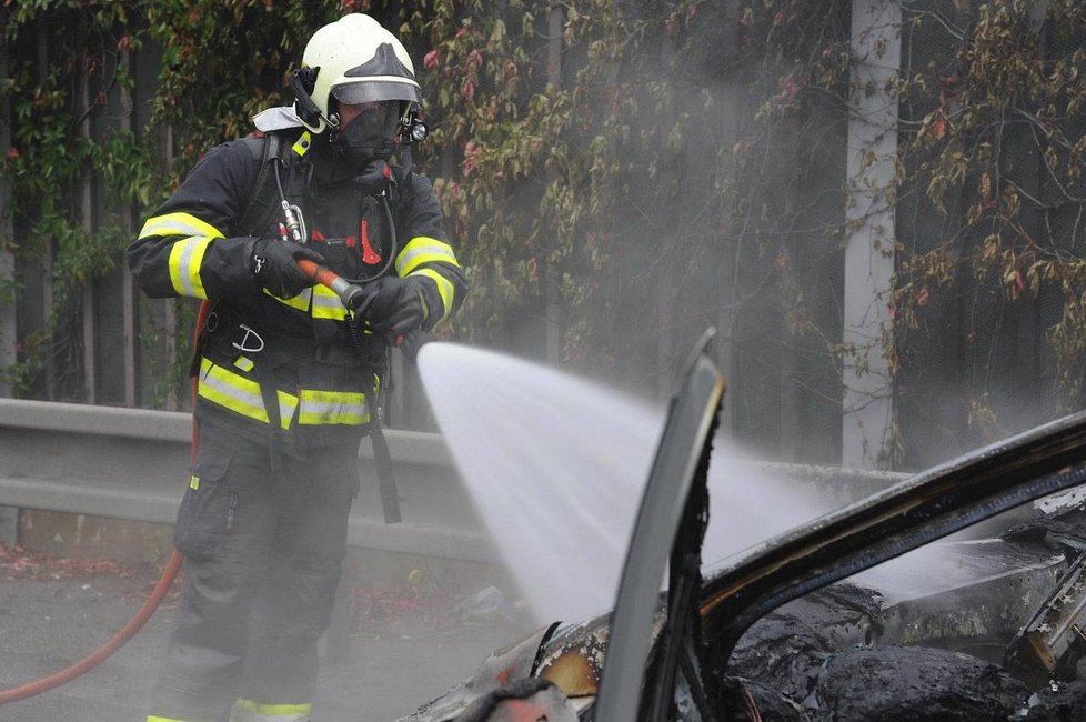 Pražští hasiči museli zasahovat u požáru osobního vozidla na Pražském okruhu poblíž obce Ořech. Komunikace byla notnou chvíli neprůjezdná.