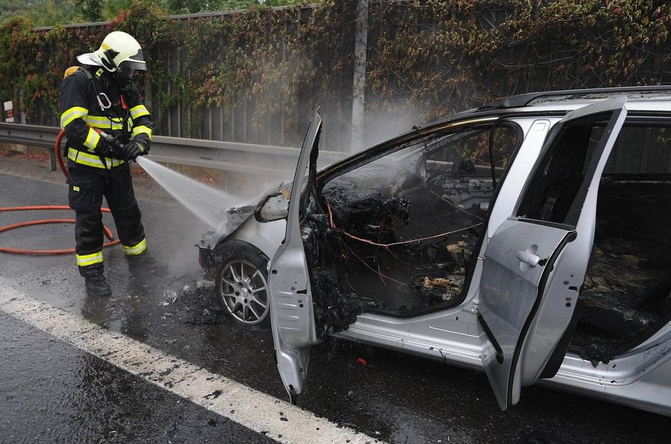 Pražští hasiči museli zasahovat u požáru osobního vozidla na Pražském okruhu poblíž obce Ořech. Komunikace byla notnou chvíli neprůjezdná.