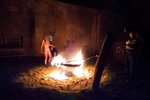 V Hloubětíně na dětském hřišti tancovala polonahá žena kolem hořící houpačky. (18. říjen 2022)