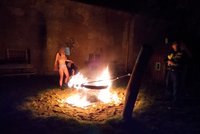 Čarodějnické kejkle v Hloubětíně: Lákala polonahá „divoženka“ (33) u hořící houpačky Geralta?