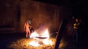 Čarodějnické kejkle v Hloubětíně: Lákala polonahá „divoženka“ (33)  u hořící houpačky  Geralta?