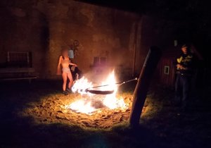 V Hloubětíně na dětském hřišti tancovala polonahá žena kolem hořící houpačky. (18. říjen 2022)