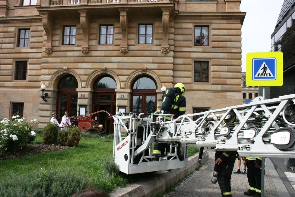 Symbolický zásah pražských hasičů, který připomněl 140. let od požáru Národního divadla.