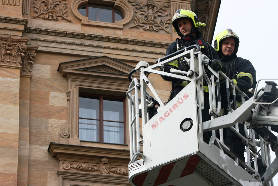 Symbolický zásah pražských hasičů, který připomněl 140. let od požáru Národního divadla.