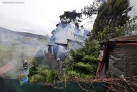 U kolejí v Dobřichovicích hořely dvě chaty: Záchranáři museli ošetřovat raněné