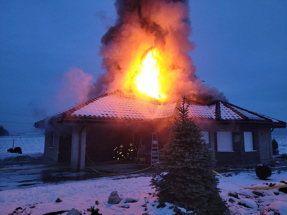 Boj hasičů s požárem rodinného domu Dobrých 17. ledna.