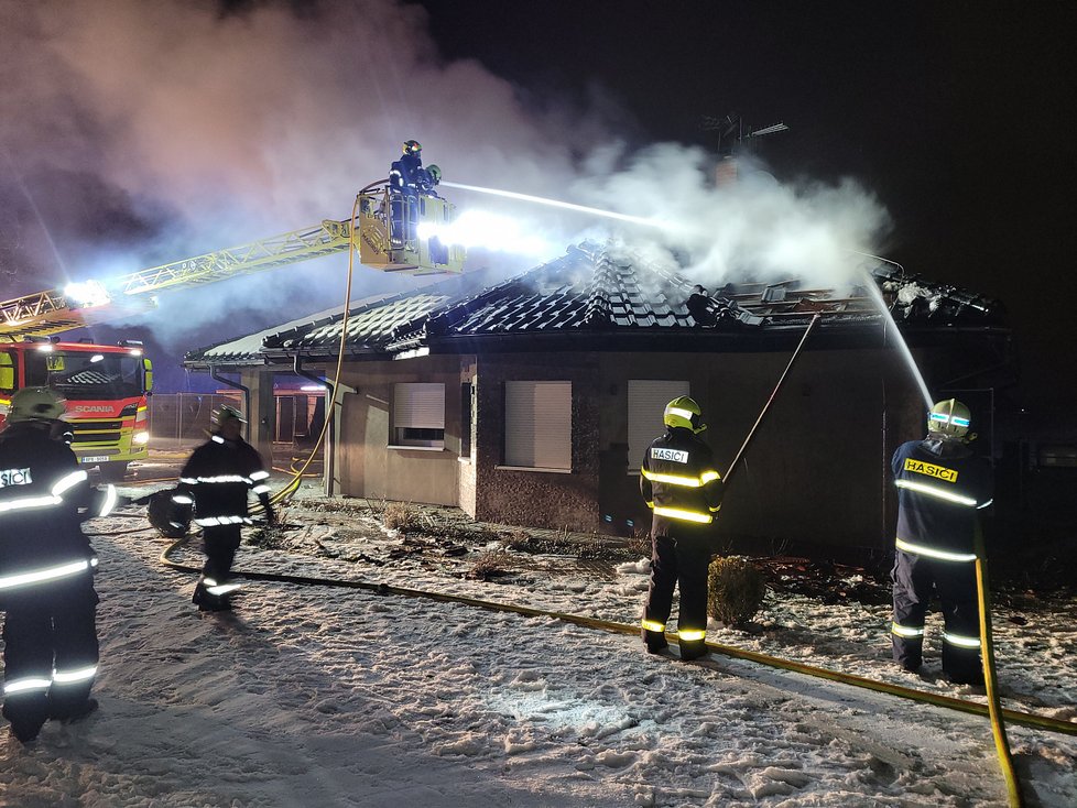 Boj hasičů s požárem rodinného domu Dobrých 17. ledna.