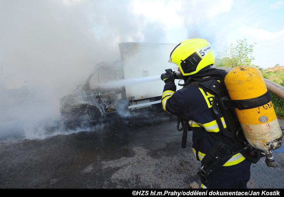 Pražští hasiči likvidovali požár nákladního auta v Malešicích.