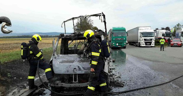 Majiteli dodávky zůstaly oči pro pláč. Oheň auto zcela zdevastoval.