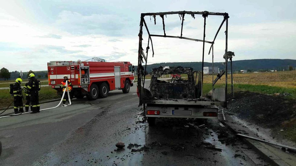 Majiteli dodávky zůstaly oči pro pláč. Oheň auto zcela zdevastoval.