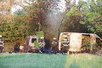 Černý dým nad Hostivaří: U nádraží začaly hořet dodávky, dvě zraněné si převzala záchranka