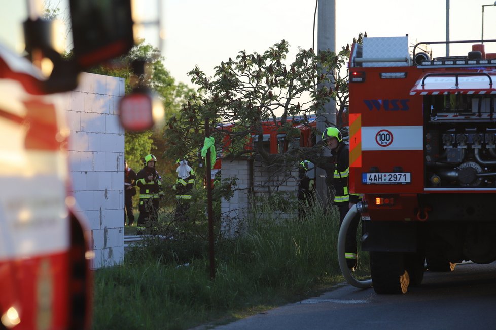 V Hostivaři poblíž nádraží došlo k požáru dvou dodávek. (14. květen 2022)