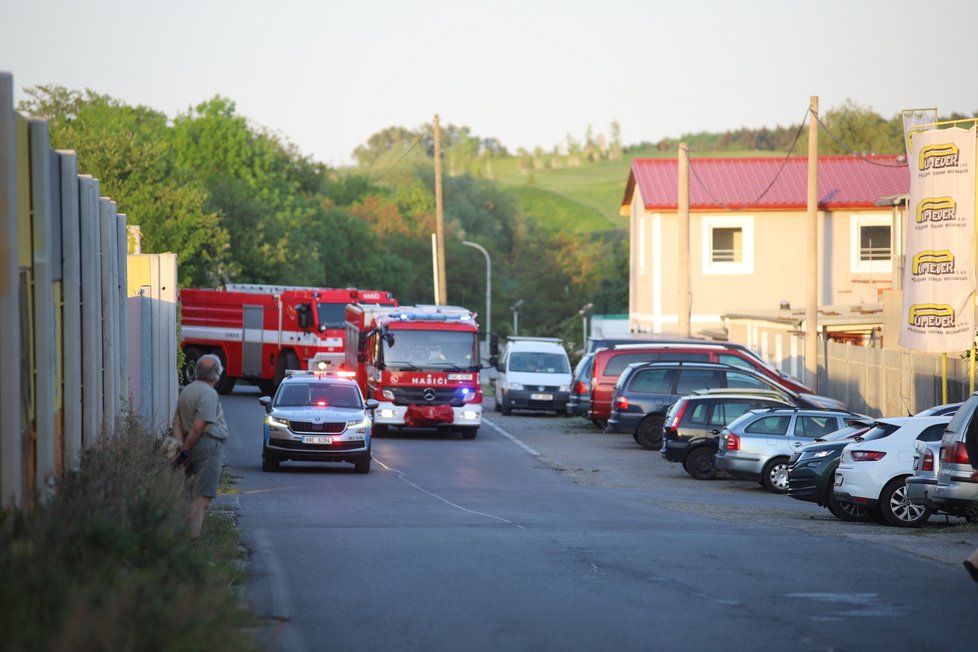 V Hostivaři poblíž nádraží došlo k požáru dvou dodávek. (14. květen 2022)