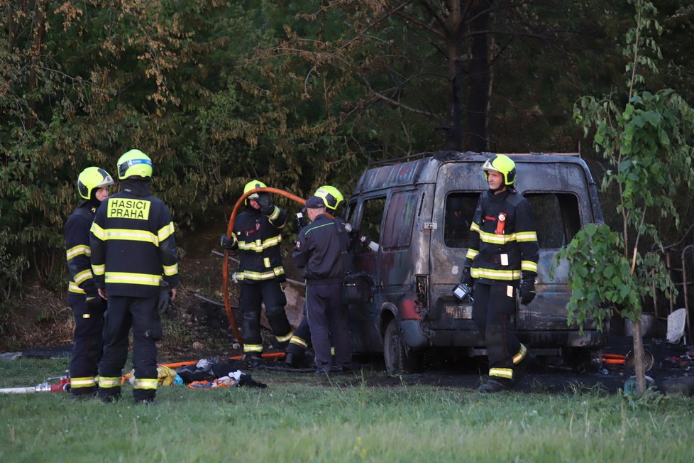 V Hostivaři poblíž nádraží došlo k požáru dvou dodávek. (14. květen 2022)