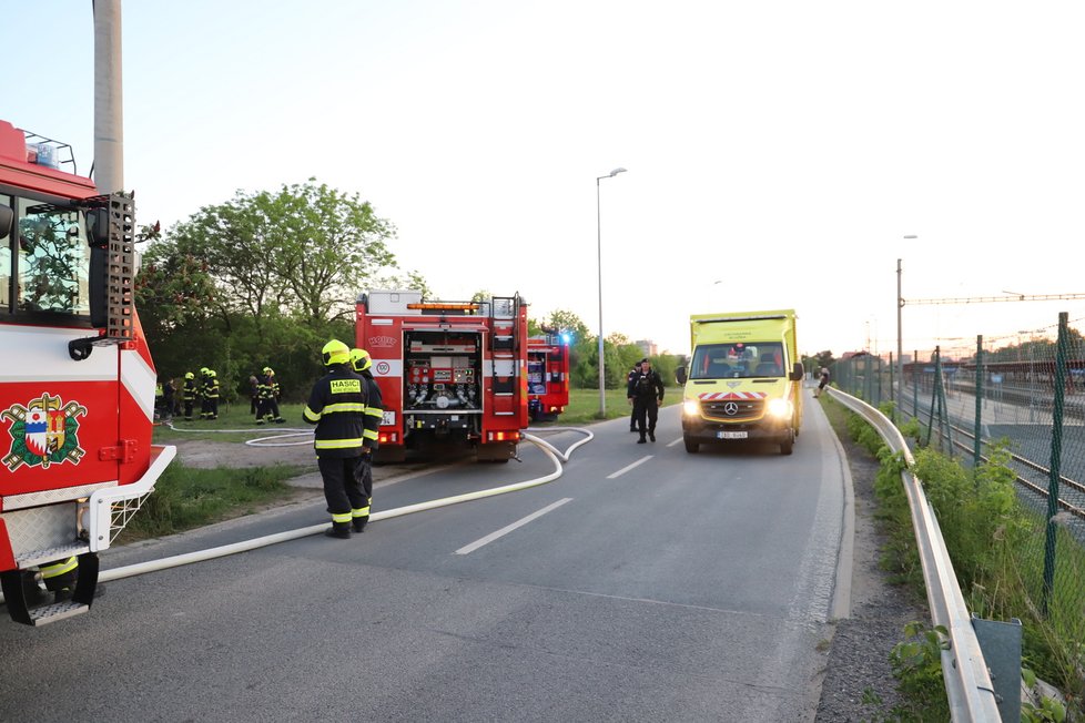 V Hostivaři poblíž nádraží došlo k požáru dvou dodávek. (14. květen 2022)