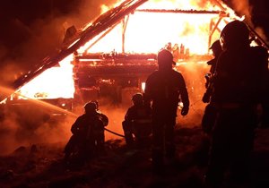 Při požáru rodinného domu nedaleko Jilemnice zemřel člověk. (foto ilustrační)