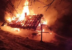 Mohutný požár zachvátil dům v Dolní Lomné. Uhořel zde člověk.