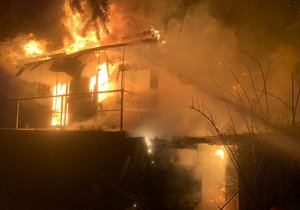 Požár chaty v Dolní Lomné způsobil škodu za 900 tisíc, vážně se při něm poranil seniorka (69).