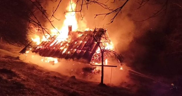 Nejdřív výbuch, pak obrovský požár: V domě uhořel člověk! Mohlo jít o nelegální palírnu
