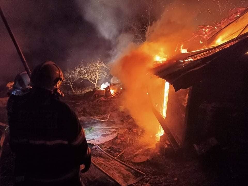 Mohutný požár zachvátil dům v Dolní Lomné. Uhořel zde člověk.