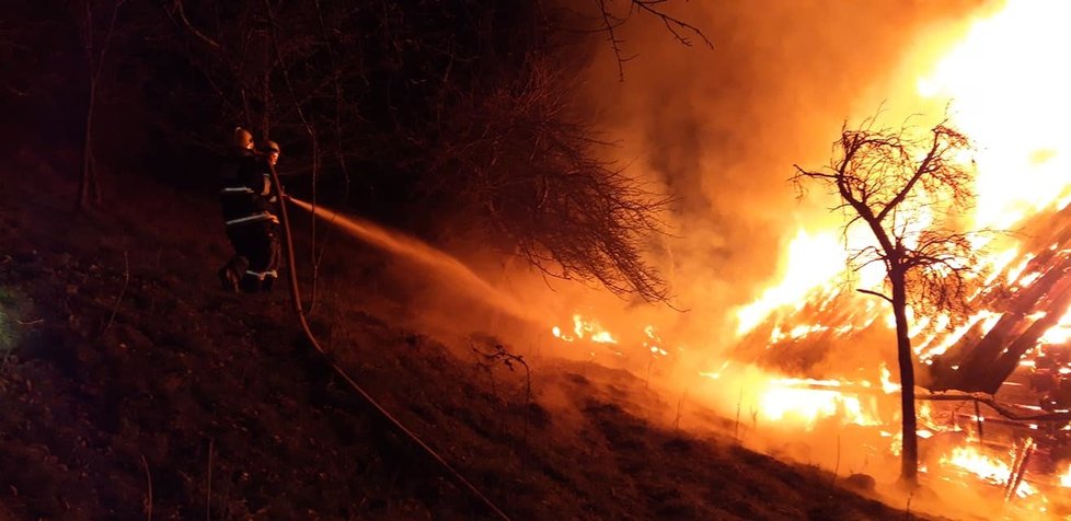 Mohutný požár zachvátil dům v Dolní Lomné. Uhořel zde člověk.