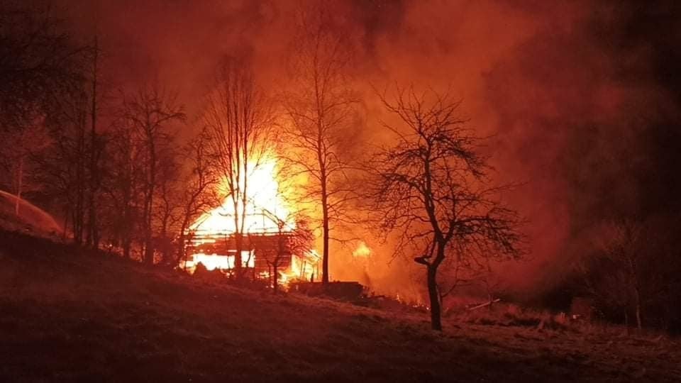 Mohutný požár zachvátil dům v Dolní Lomné. Uhořel zde člověk.