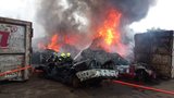 Obří požár v Měcholupech! Hořelo autovrakoviště, hustý dým byl vidět na kilometry daleko