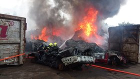 Požár autovrakoviště v Dolních Měcholupech. (19. srpna 2021)