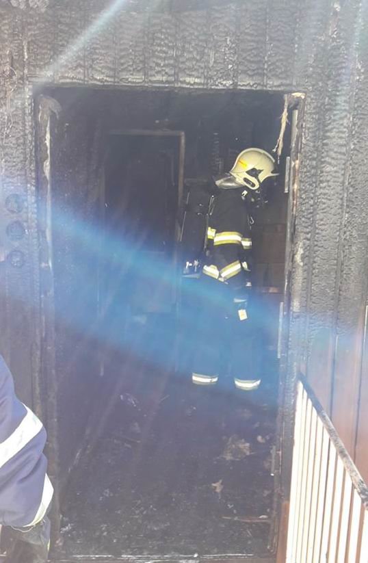 Při požáru domu v Domažlicích se těžce popálil muž.