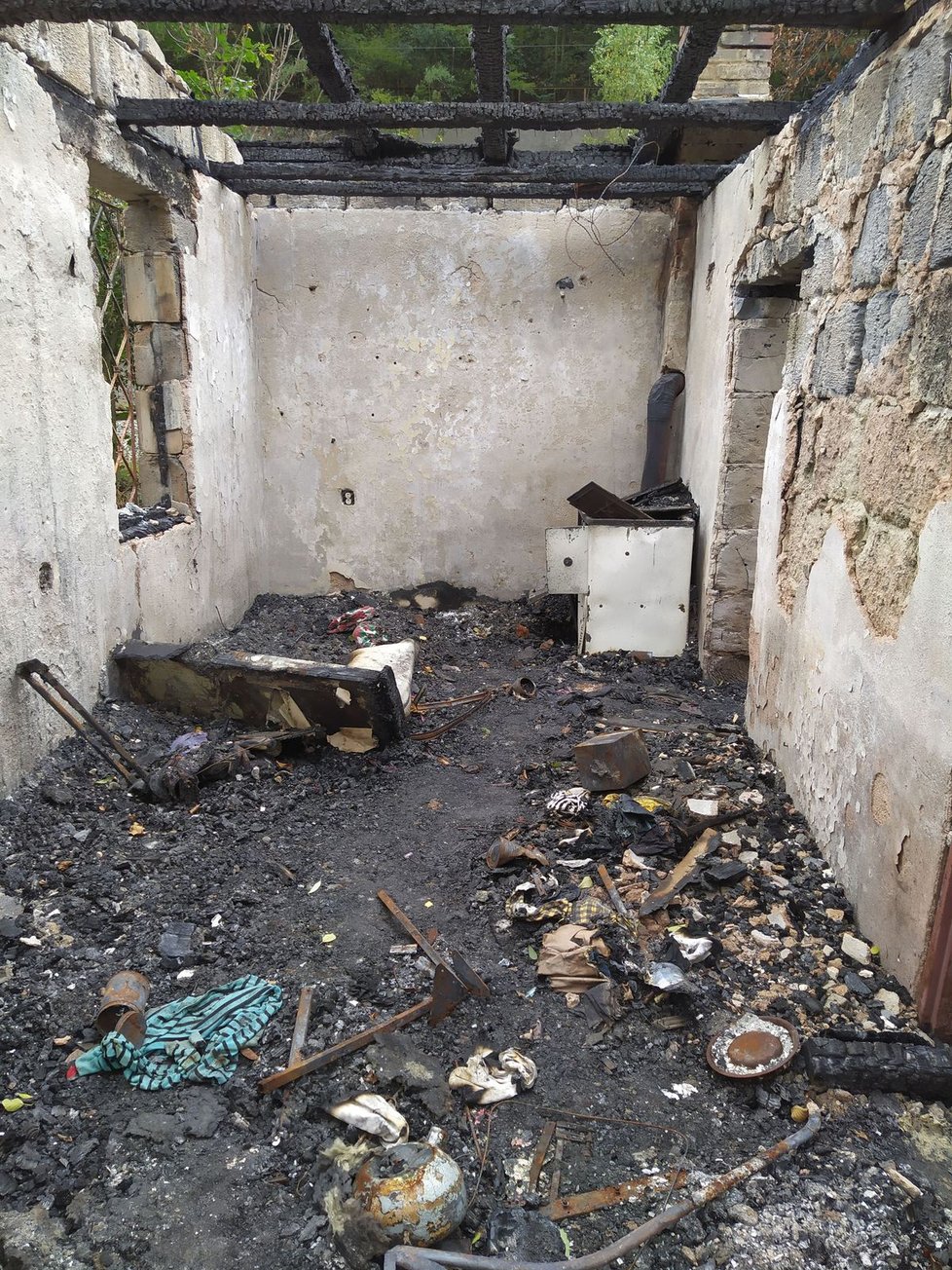 Útočníci, kteří domek zapálili a zvířata nechali v plamenech, prý pocházejí z místní drogové komunity.