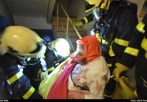 V Ostravě-Kunčičkách hořelo v domově důchodců. Hasiči museli nepohyblivé klienty vynášet. Tři lidé se zranili.