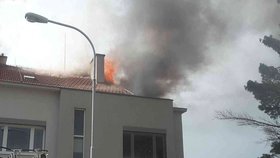 Rychlý zásah hasičů zabránil rozšíření požáru na celý dům. Škoda na zničené střeše je nejméně 900 tisíc korun.