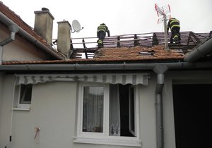 Tři velké požáry domů během dvou dnů na jižní Moravě. Na snímku kompletně zničená střecha domku ve Vlasaticích na Brněnsku