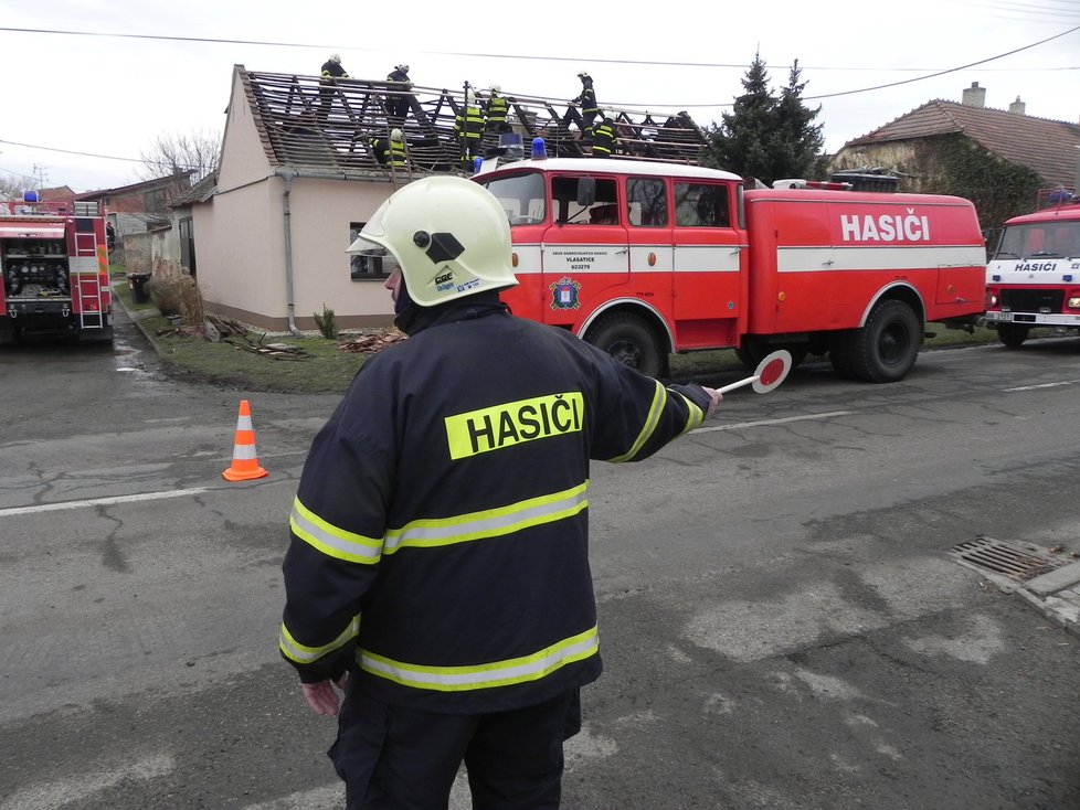 Sobotní práce na zničené střeše sleduje starosta místních dobrovolných hasičů Miroslav Tesař.