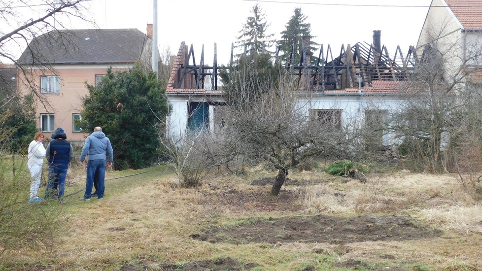 Při tragickém požáru domu v Troubsku na Brněnsku zemřel senior. Příčinu ohně zjišťují kriminalisté.