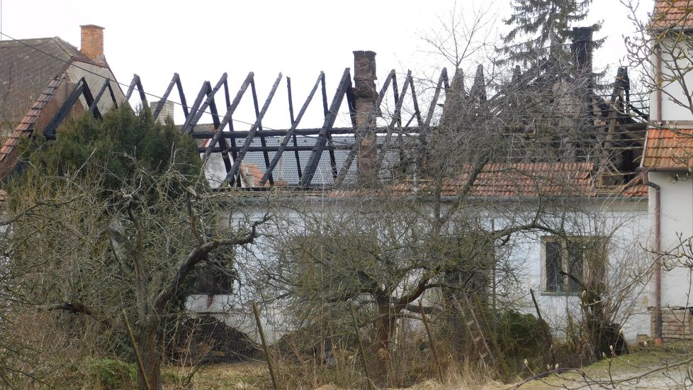 Při tragickém požáru domu v Troubsku na Brněnsku zemřel senior. Příčinu ohně zjišťují kriminalisté.