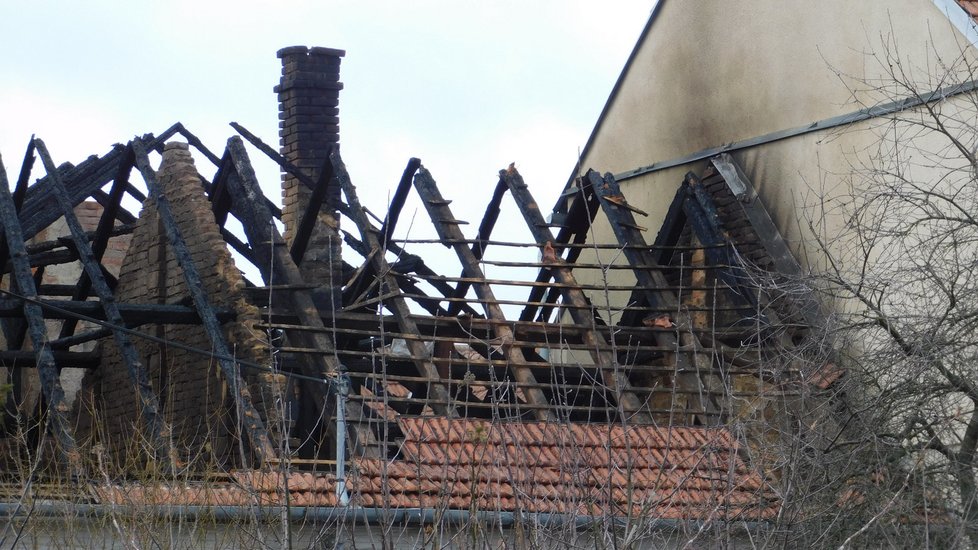 Při tragickém požáru domu v Troubsku na Brněnsku zemřel senior. Příčinu ohně zjišťují kriminalisté.