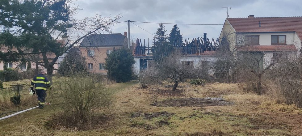 Při tragickém požáru domu v Troubsku na Brněnsku zemřel senior. Příčinu ohně zjišťují kriminalisté.